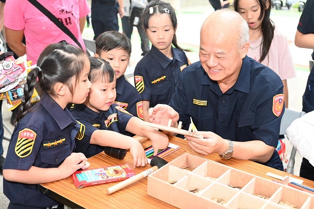 活動現場可見小朋友們換上帥氣的警察制服，體驗一日警職人日常工作。（ 圖 / 翻攝自嘉義市政府網站）